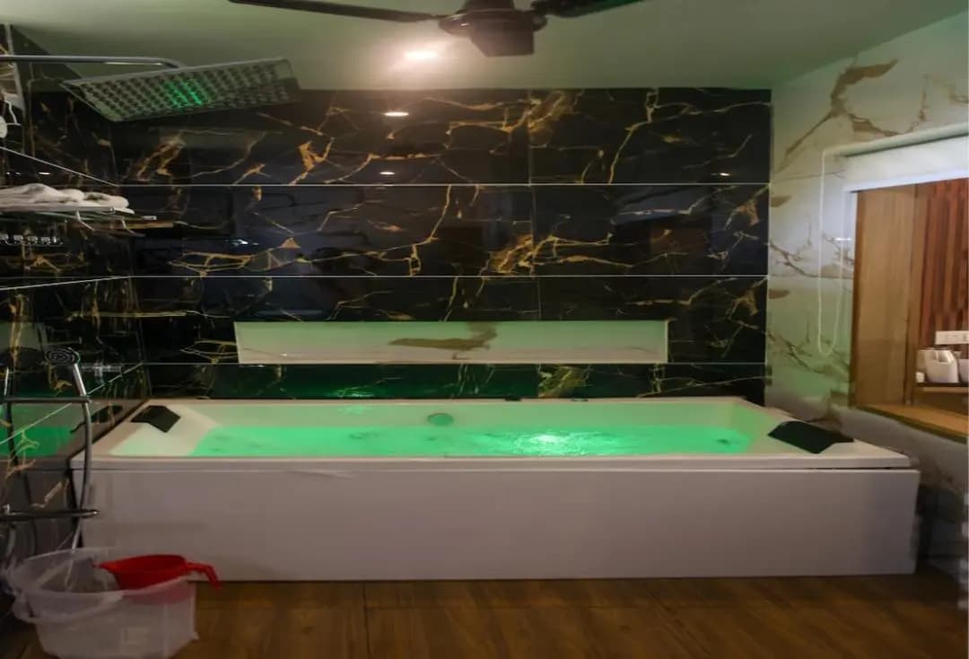 Luxury Room with Jacuzzi - View 2