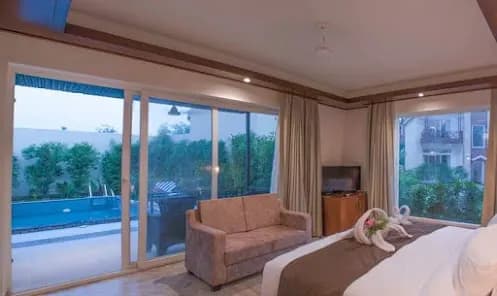 Plungee Pool Room - View 4