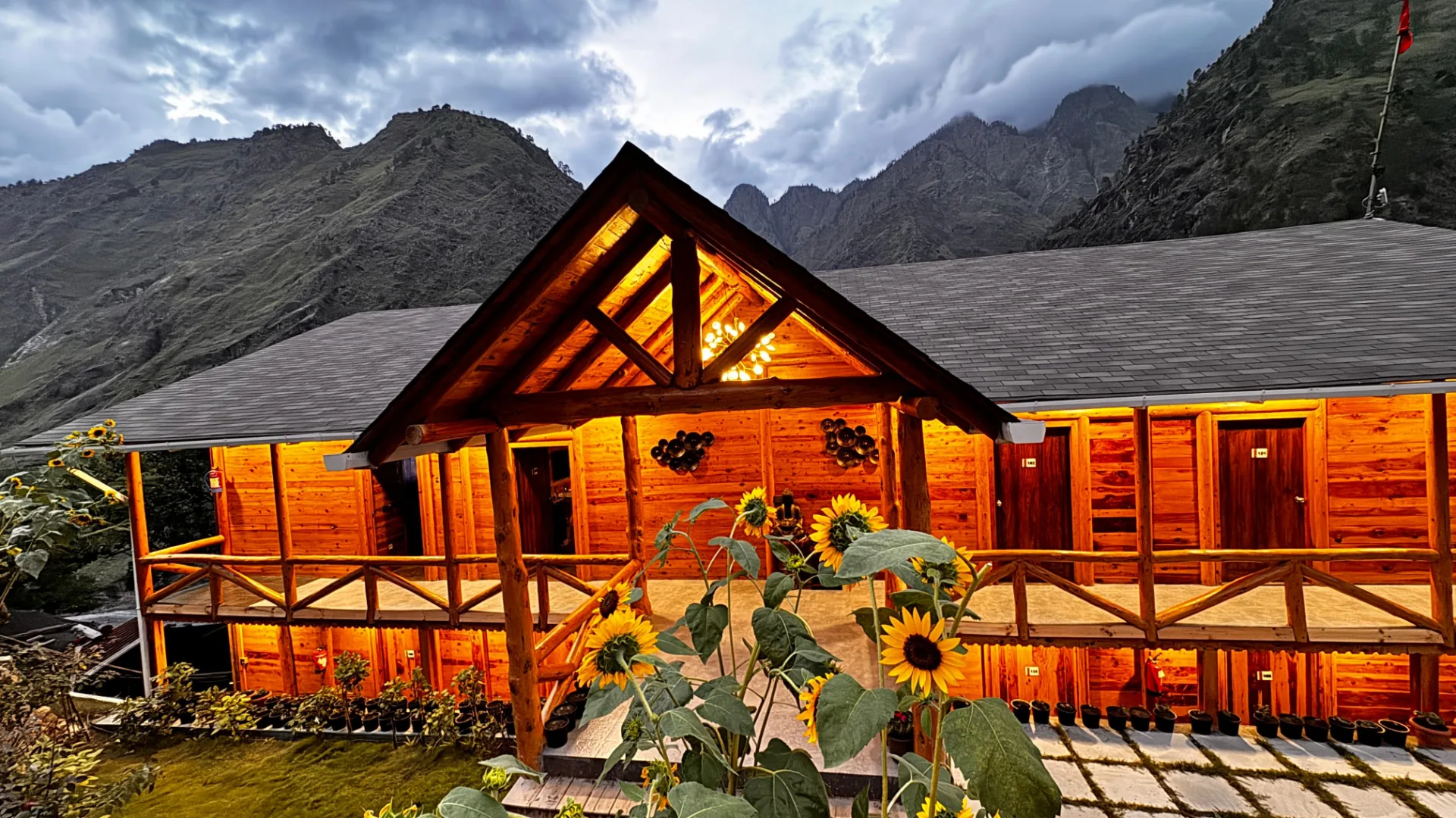 Blue Poppy Premier - Luxury Resort in Auli & Joshimath - Gola Holidays
