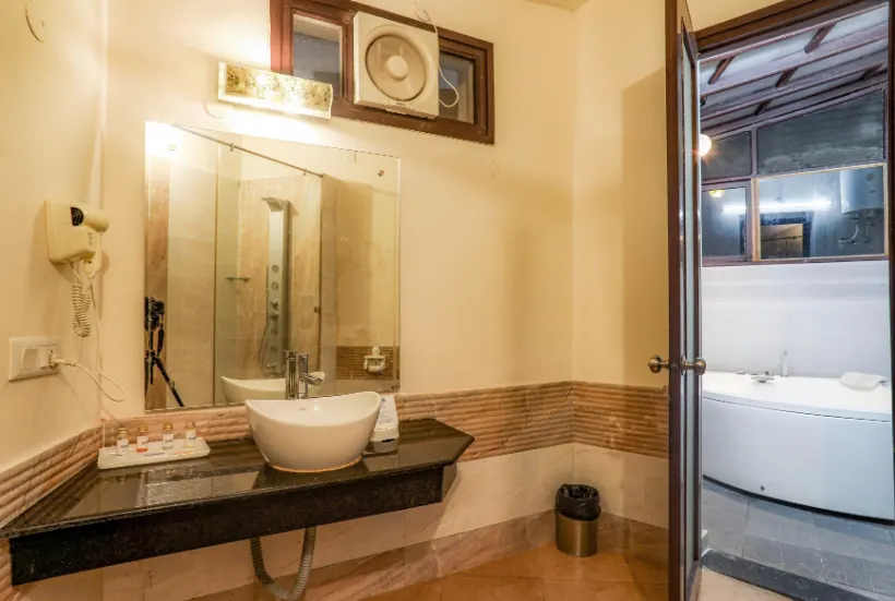 Whirlpool Suite - View 4
