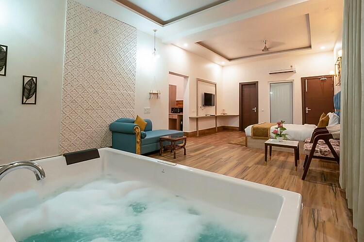 Jacuzzi Room - View 4
