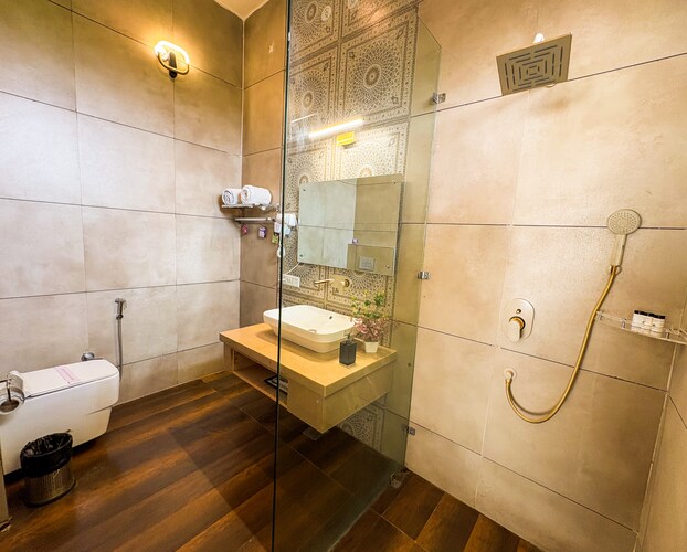 Jacuzzi Room - View 5