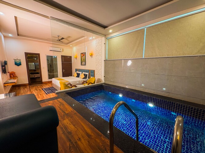Plunge Pool Rooms - View 3