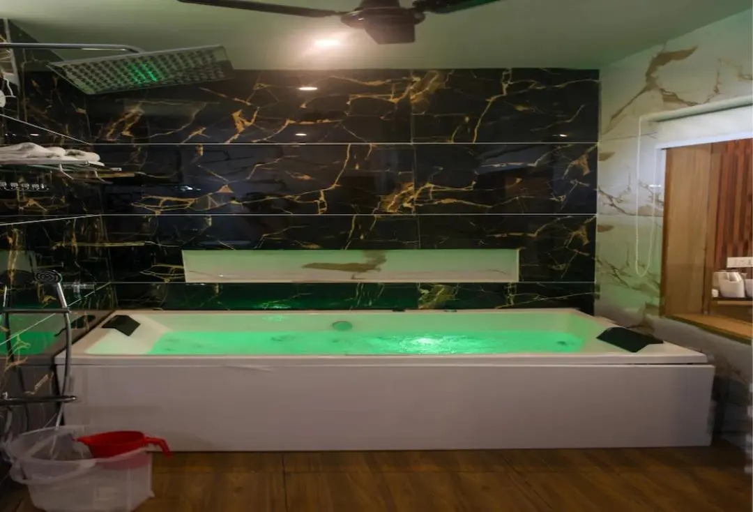 Luxury Room with Jacuzzi - View 2