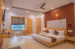 Garden Access Room with Lawn View - View 4