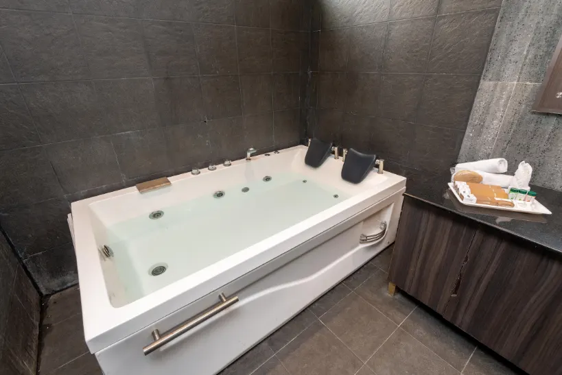 Royal Suite With Jacuzzi - View 4
