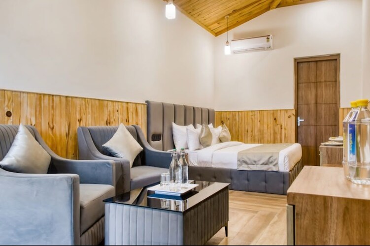 2 Bedroom Suite with Jacuzzi - View 1