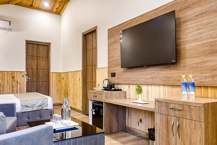 2 Bedroom Suite with Jacuzzi - View 8