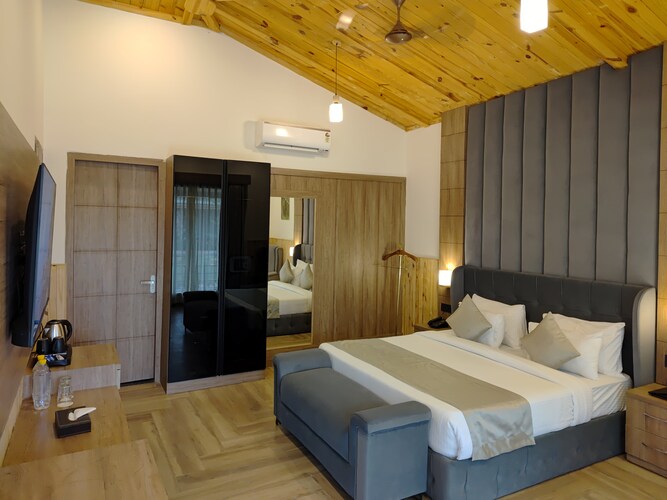 2 Bedroom Suite with Jacuzzi - View 2