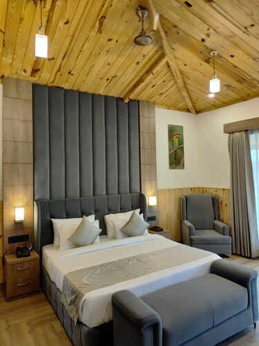 2 Bedroom Suite with Jacuzzi - View 3