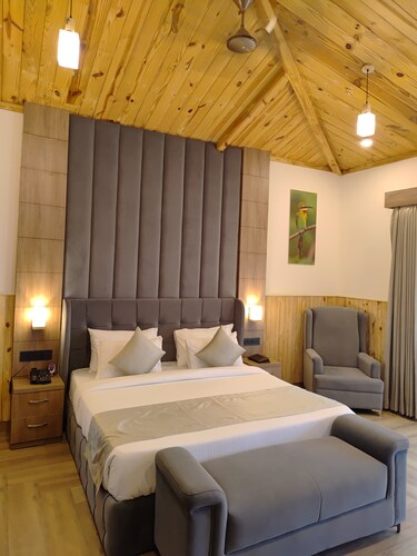 2 Bedroom Suite with Jacuzzi - View 4