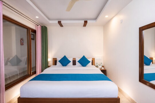 DELUXE ROOM - View 2