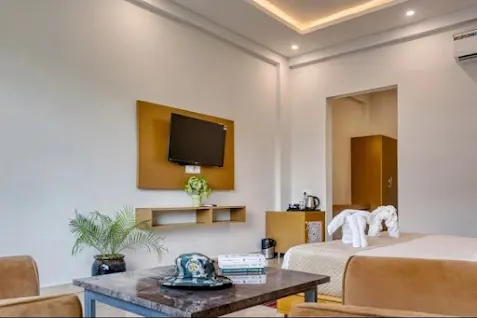 Leopard Club Room - View 5