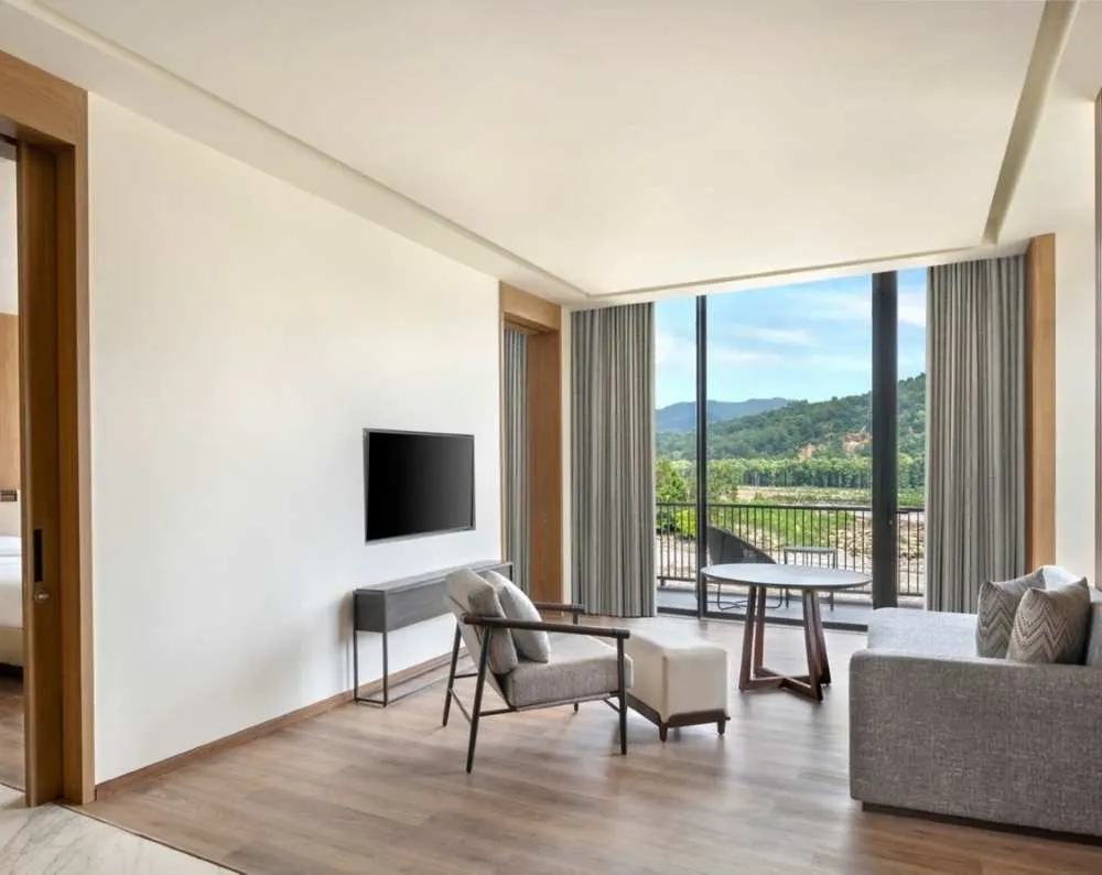 Executive Suite River View with Balcony - View 2