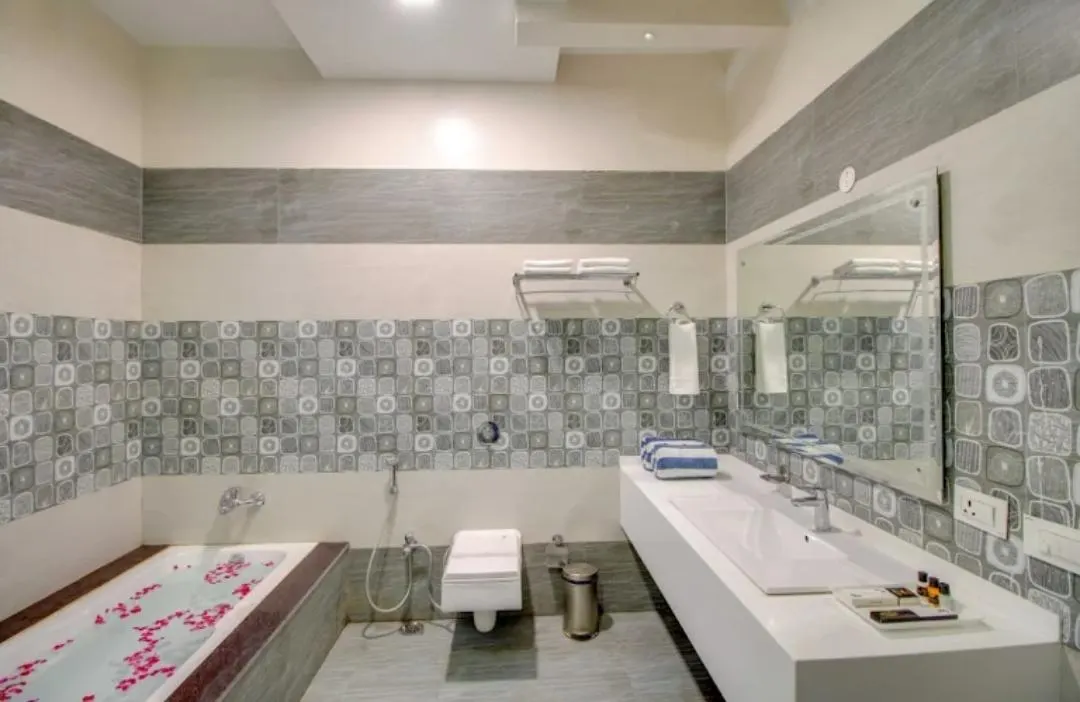 Superior Room with Bathtub - View 2