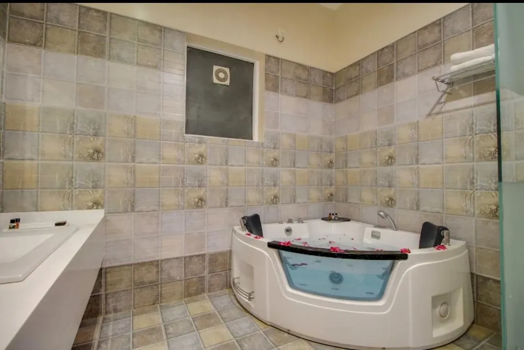 Superior Room with Jacuzzi - View 3