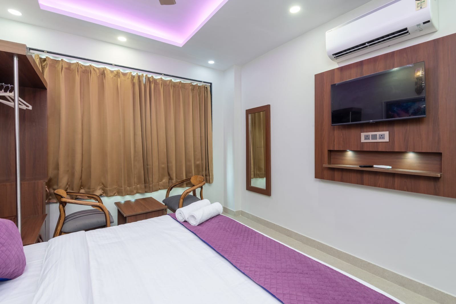 Deluxe Room With City View - View 3