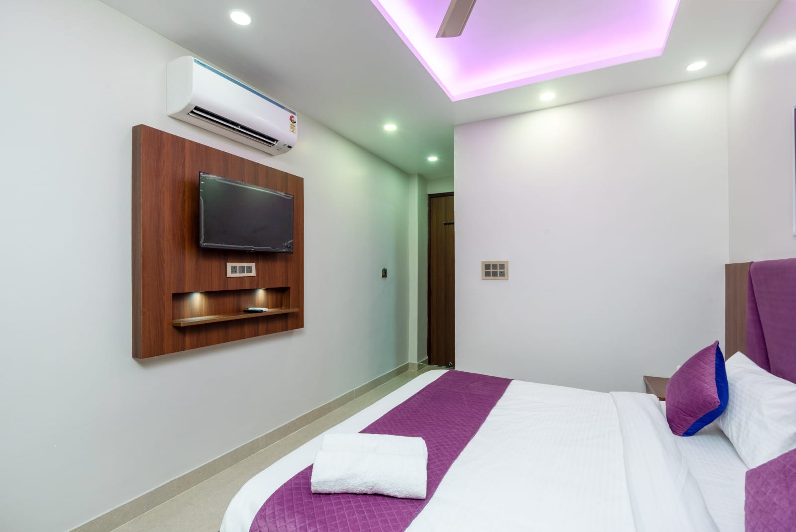 Deluxe Room With City View - View 5