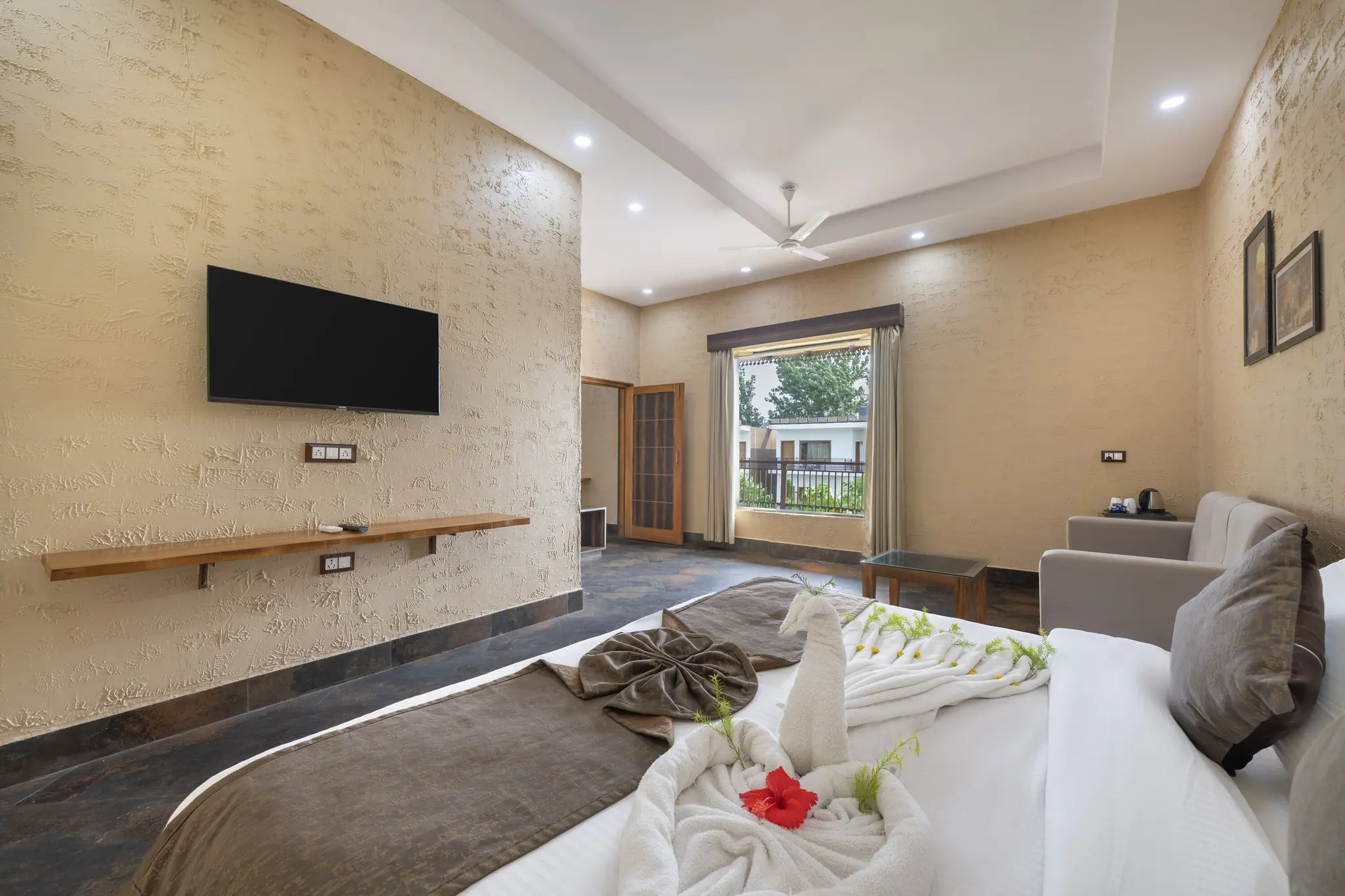Luxury Family Room with Balcony (Garden View) - View 9
