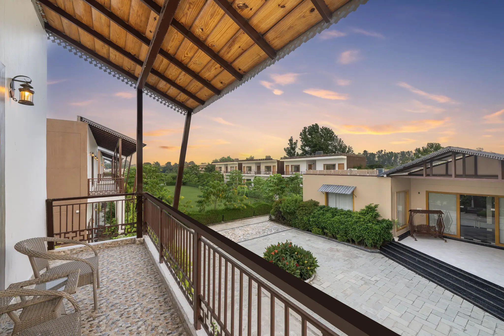 Luxury Family Room with Balcony (Garden View) - View 2