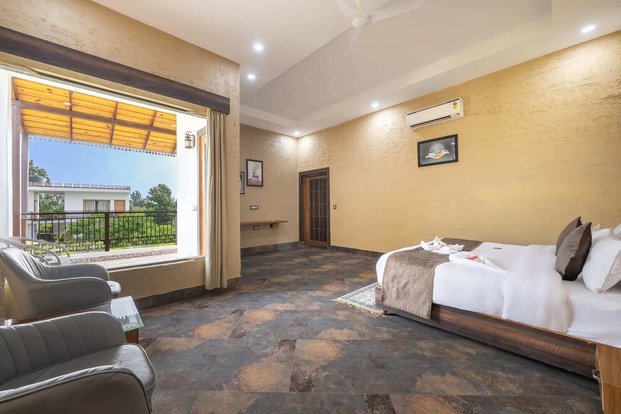 Luxury Family Room with Balcony (Garden View) - View 4