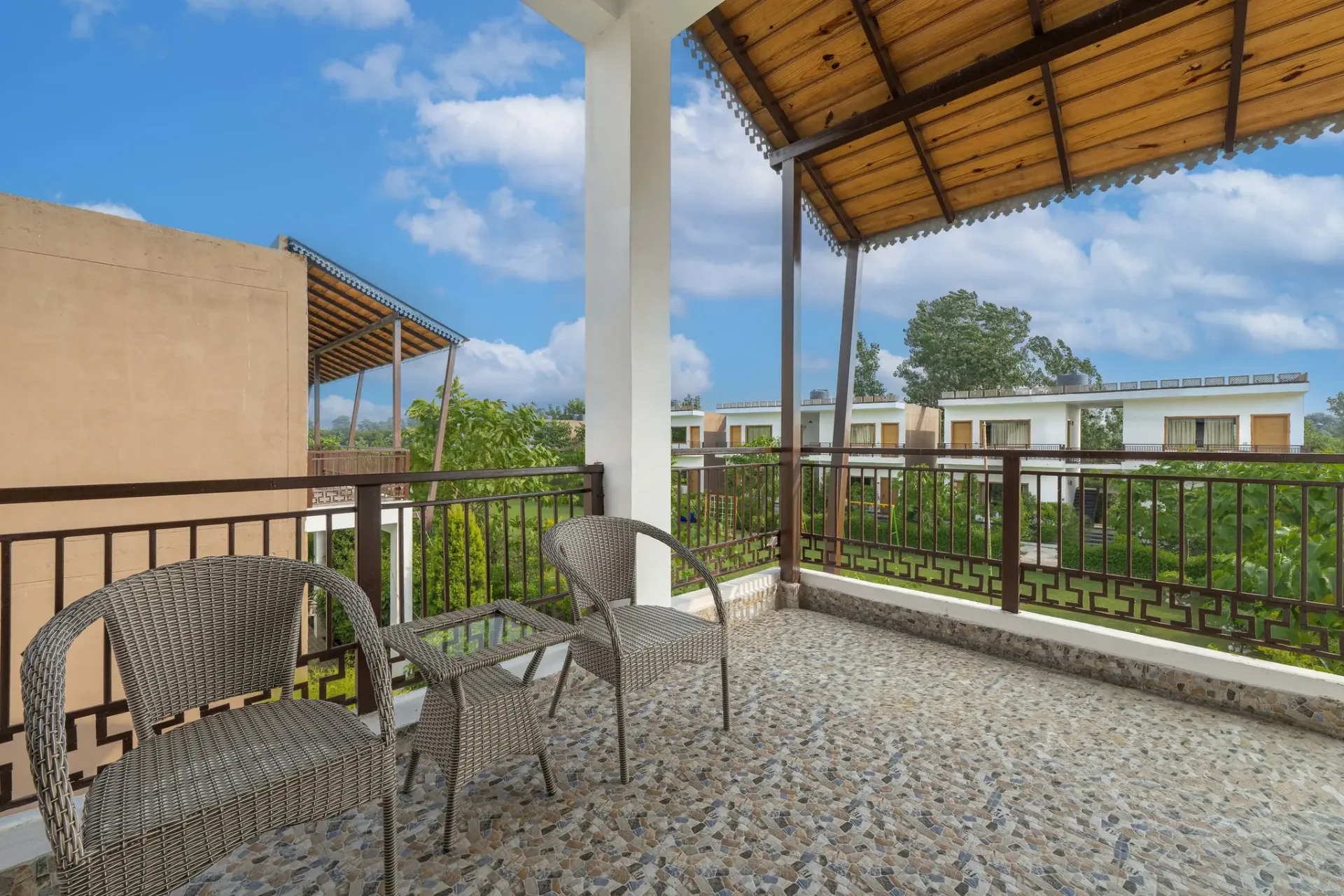 Luxury Family Room with Balcony (Garden View) - View 5
