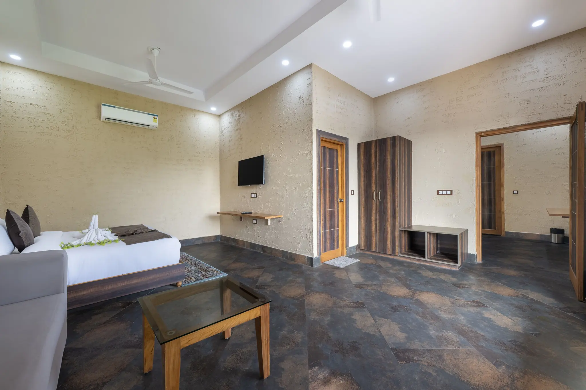 Luxury Family Room with Balcony (Garden View) - View 6