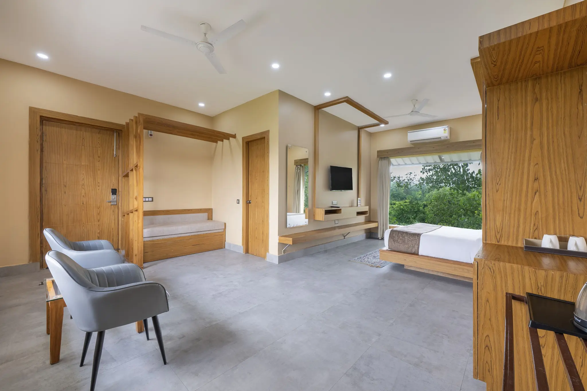 Royal Suite with Balcony (Garden View) - View 4