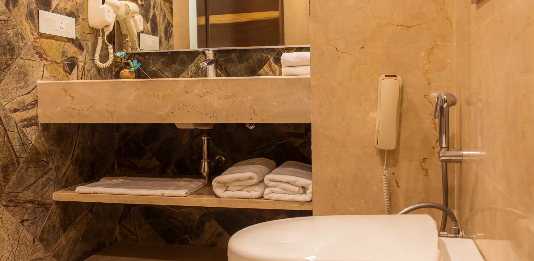  Deluxe Room - View 3