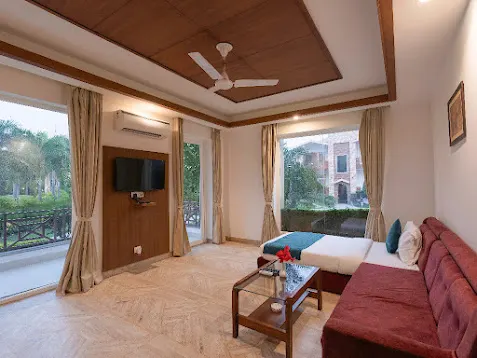 Plungee Pool Room - View 3