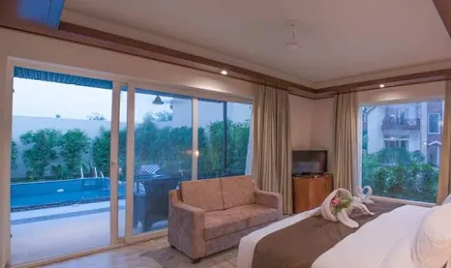 Plungee Pool Room - View 4