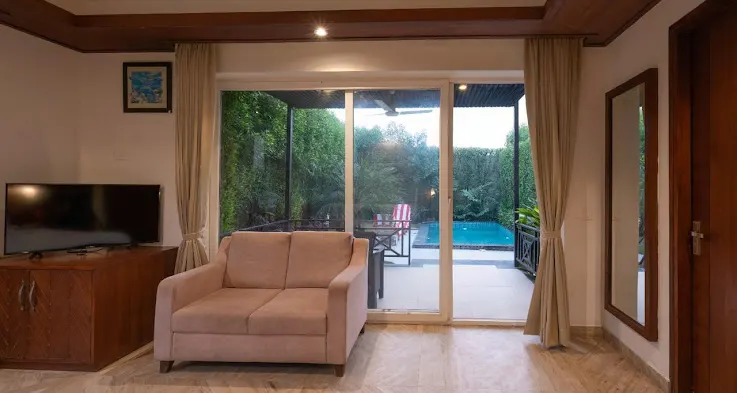 Plungee Pool Room - View 1