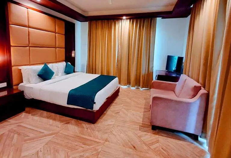 Plungee Pool Room - View 2