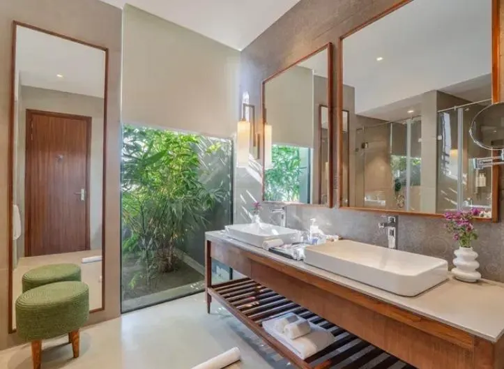 Villa with Garden & Forest View - View 4