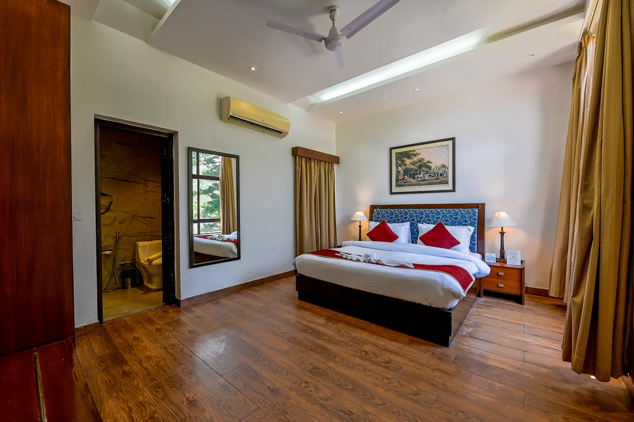 DELUXE ROOM - View 1