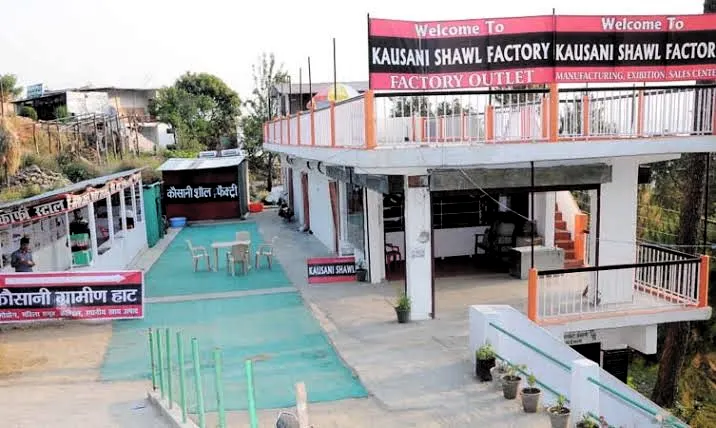 Ranikhet Shawl Factory - Places to Visit in Kausani - Gola Holidays - Slide 3