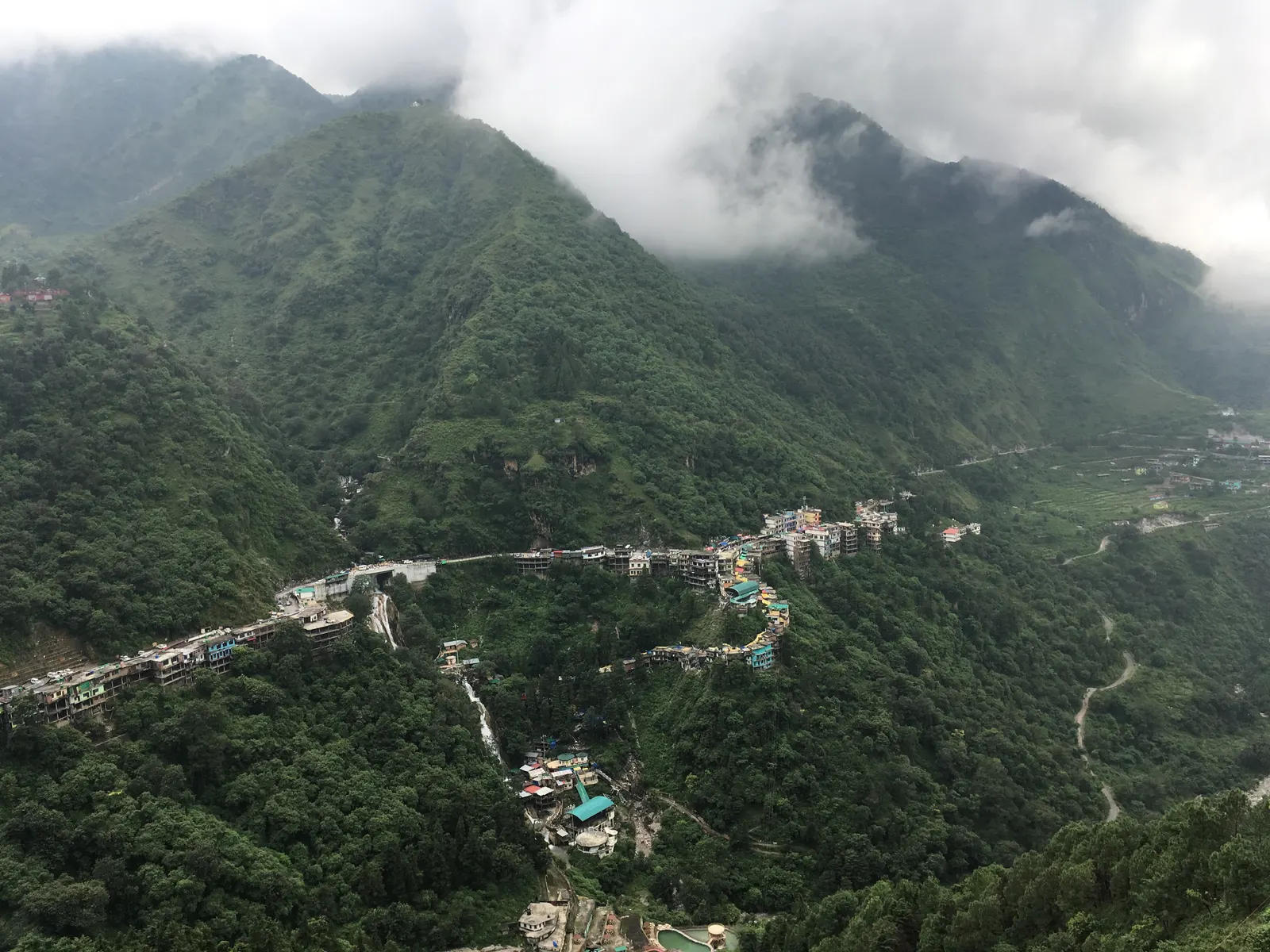 Kempty Fall - Places to Visit in Mussoorie - Gola Holidays - Slide 2